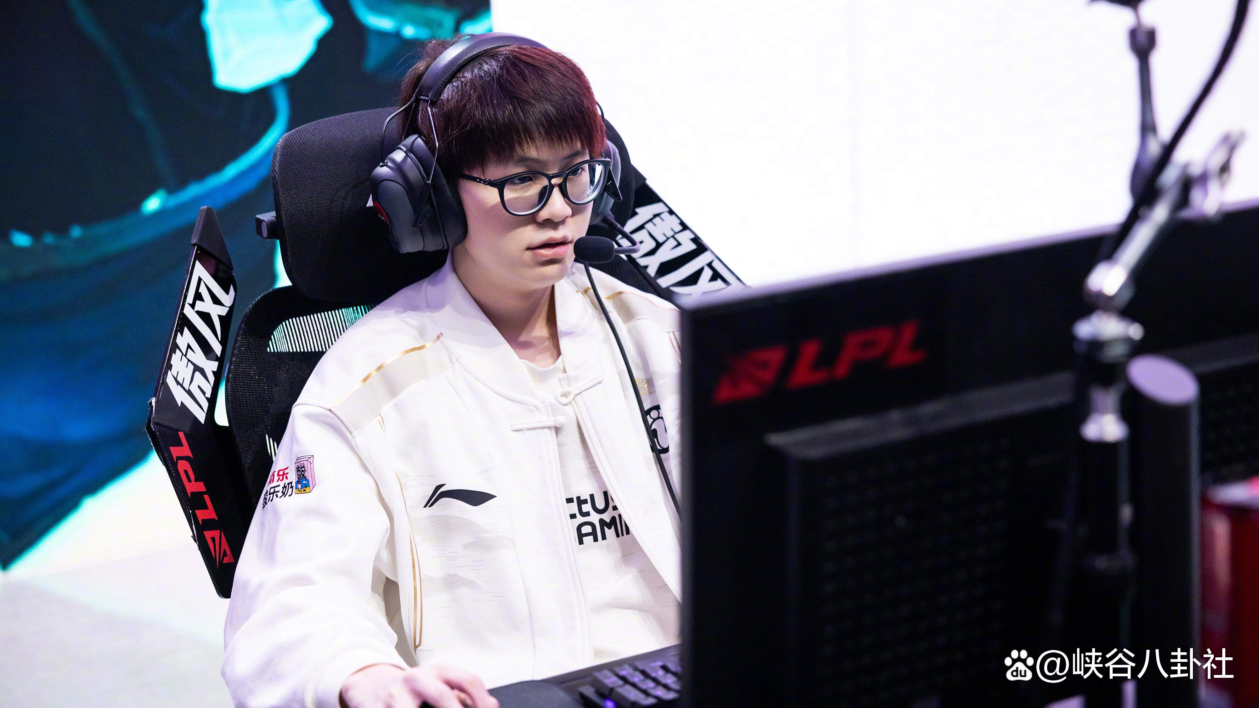 爱游戏入口-包含Rookie连续七场比赛得分超过比赛局势复杂，日本队不断突破！引发球迷热议的词条-爱游戏入口