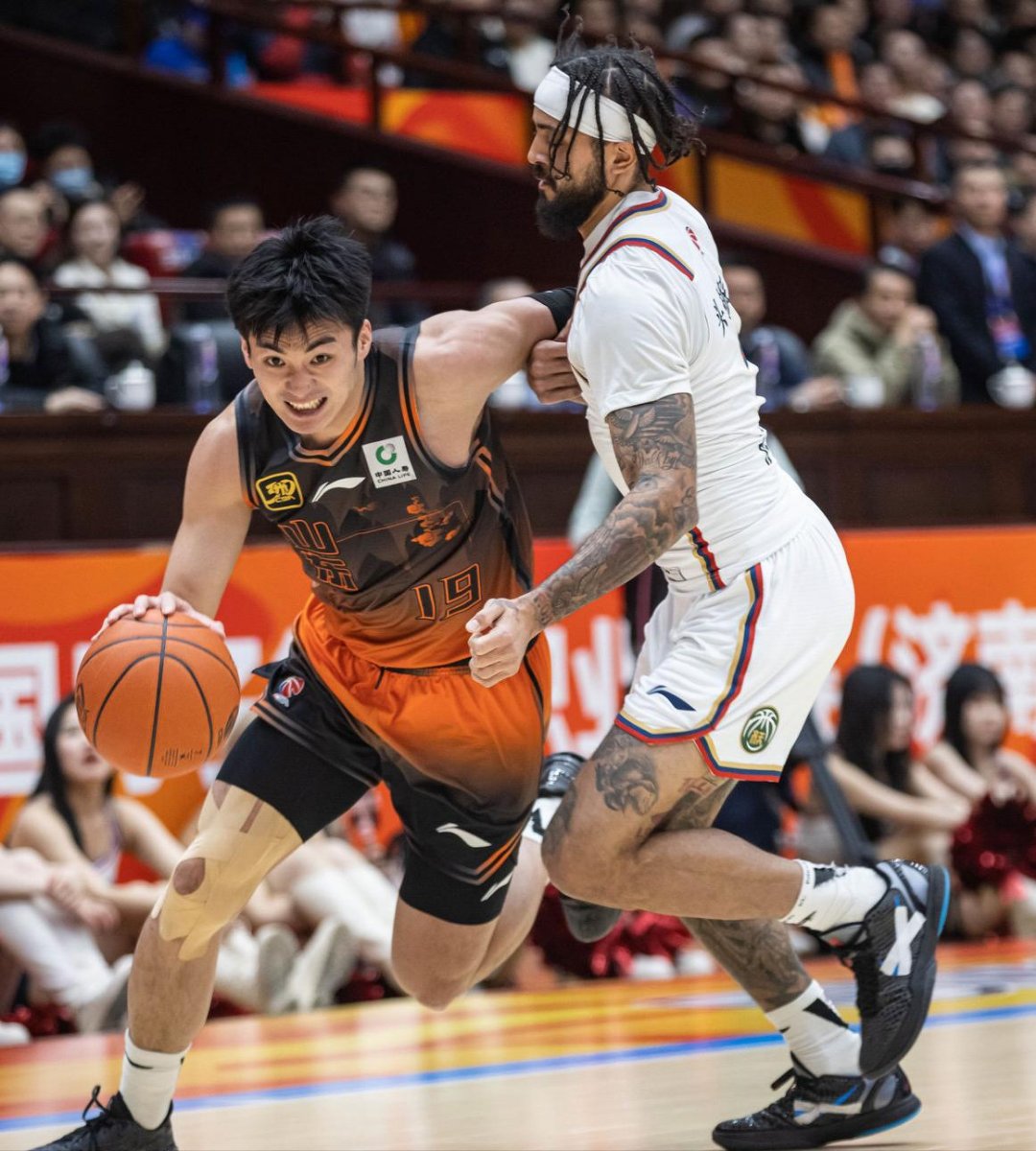 CBA季后赛倒计时，广州队今夜伤情更新，细节引发关注，赛场秩序良好，更衣室氛围转暖的简单介绍